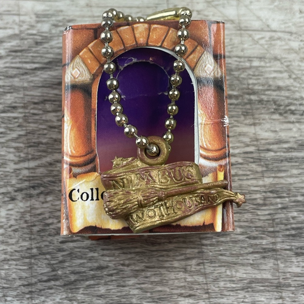Harry Potter Collectible mini charm chain Nimbus two thousand broom, 2001